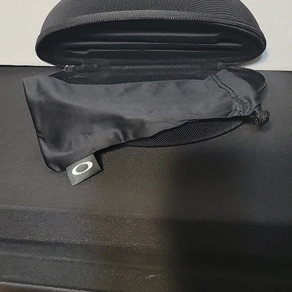 Oakley Black Textured Hard Shell Sunglasses Case - Picture 3 of 4